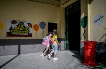 Άνοιγμα σχολείων: Επιστροφή μαθητριών σε δημοτικό σχολείο στο Παγκράτι (ΦΩΤΟ ΑΡΧΕΙΟΥ)