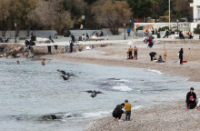 ΘΕΟΦΑΝΕΙΑ Η ΚΑΛΟΚΑΙΡΙΑ ΕΦΕΡΕ ΤΟΥΣ ΑΘΗΝΑΙΟΥΣ ΣΤΙΣ ΠΑΡΑΛΙΕΣ ΦΛΟΙΣΒΟΥ ΚΑΙ ΑΛΙΜΟΥ