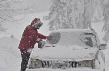 Οδηγός απομακρύνει το χιόνι από αυτοκίνητο (ΦΩΤΟ ΑΡΧΕΙΟΥ) - Οι μετεωρολόγοι προειδοποιούν για σφοδρές χιονοπτώσεις στη Μαδρίτη