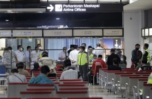 Αρχές της Ινδονησίας στο αεροδρόμιο από όπου απογειώθηκε το αεροσκάφος της Sriwijaya Air