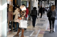 Πολίτες έξω από καταστήματα λιανεμπορίου