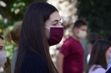 Μαθήτρια Γυμνασίου φορά μάσκα