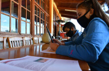 Μαθητές δημοτικού στην Ηλεία κάνουν τηλεκπαίδευση σε καφενείο - Ανοίγουν τα δημοτικά αύριο Δευτέρα 11 Ιανουαρίου 2021