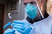 Εμβολιασμός για τον κορωνοϊό: Υγειονομικός προετοιμάζει δόση από το εμβόλιο της Pfizer