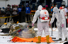 Sriwijaya Air: Συντρίμμια από το αεροσκάφος στην Ινδονησία που συγκέντρωσαν οι δύτες μετά τη συντριβή