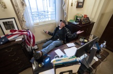 Στιγμιότυπο από την εισβολή οπαδών του Τραμπ στο Καπιτώλιο στις ΗΠΑ