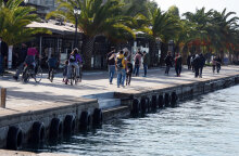 Κορωνοϊός - Lockdown: Πολίτες περπατούν στο Ναύπλιο