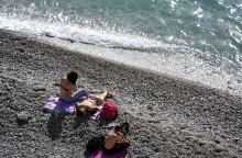 Κοπέλες κάνουν ηλιοθεραπεία δίπλα στη θάλασσα εν μέσω lockdown στην Αργολίδα