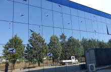 Γυάλινο κτίριο στην Κομοτηνή όπου τοποθετήθηκαν φωτογραφίες από αρπακτικά πουλιά, προκειμένου να μειωθούν οι προσκρούσεις πτηνών