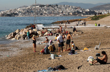 Η ΚΑΛΟΚΑΙΡΙΑ ΕΦΕΡΕ ΤΟΥΣ ΑΘΗΝΑΙΟΥΣ ΣΤΙΣ ΠΑΡΑΛΙΕΣ ΦΛΟΙΣΒΟΥ ΚΑΙ ΑΛΙΜΟΥ 