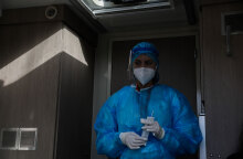 Κορωνοϊός στην Ελλάδα: Κλιμάκιο του ΕΟΔΥ διενεργεί ελέγχους για Covid-19 με rapid test στη Νέα Σμύρνη