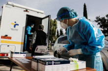 Κλιμάκιο του ΕΟΔΥ στη Νέα Σμύρνη διενεργεί rapid test για τον κορωνοϊό