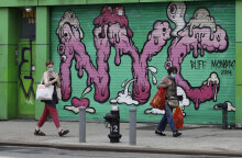 Κορωνοϊός στις ΗΠΑ: Δύο γυναίκες με μάσκα μπροστά από κλειστό κατάστημα στη Νέα Υόρκη