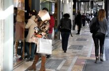 Πολίτες έξω από καταστήματα λιανεμπορίου