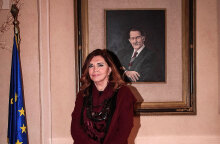 Η Mιμή Ντενίση με φόντο πορτραίτο του Αντώνη Τρίτση στο Δημαρχείο Αθηνών