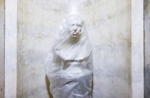 Βανδαλισμένο άγαλμα στο Καπιτώλιο των ΗΠΑ μετά την εισβολή οπαδών του Τραμπ