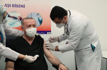 Ο Ρετζέπ Ταγίπ Ερντογάν κάνει το εμβόλιο για τον κορωνοϊό