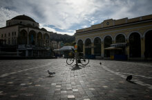 Lockdown στην Αθήνα για κορωνοϊό - Ποδηλάτης στην έρημη πλατεία στο Μοναστηράκι