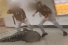 Ξυλοδαρμός σταθμάρχη του Μετρό στην Ομόνοια - Οι δύο νεαροί ξυλοκοπούν βάναυσα τον άτυχο άνδρα