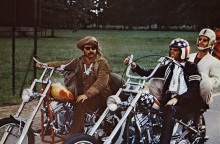 Σκηνή από την ταινία Easy Rider με τους Τζακ Νίκολσον, Πίτερ Φόντα