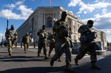 Μέλη της Εθνοφρουράς μετακινούνται στην Ουάσινγκτον μία ημέρα πριν από την ορκωμοσία Μπάιντεν