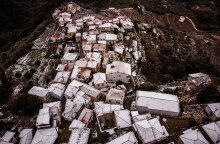 Χιόνια στη Σάμο: Στα λευκά το χωριό Μανωλάτες