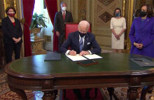 Ο Τζο Μπάιντεν υπογράφει τα πρώτα έγγραφα ως νέος πρόεδρος των ΗΠΑ