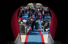 Τζο Μπάιντεν, ο 46ος πρόεδρος των ΗΠΑ, αποχωρεί μετά την ορκωμοσία του μαζί με τη σύζυγό του, Τζιλ