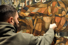 «Αφαιρώντας μου τα τελευταία δικαιώματα»: Πίνακας του Σταμάτη Λάσκου με γήινα χρώματα που απεικονίζει μια γυναίκα