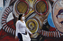 Γυναίκα με μάσκα για τον κορωνοϊό (ΦΩΤΟ ΑΡΧΕΙΟΥ)