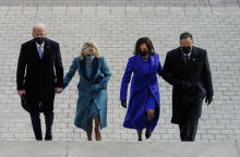  Τζο Μπάιντεν, Τζιλ Μπάιντεν, Κάμαλα Χάρις και Νταγκ Έμχοφ.