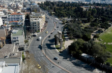 Lockdown στην Αθήνα - Μειωμένη η κίνηση στον δρόμο μπροστά από την Πύλη του Αδριανού