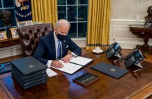 Ο Τζο Μπάιντεν στο Οβάλ Γραφείο