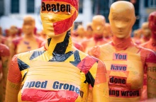 Κούκλες με συνθήματα κατά της βίας κατά των γυναικών