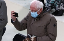 Ο γερουσιαστής Μπέρνι Σάντερς στην ορκωμοσία του Τζο Μπάιντεν