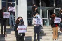 Σιωπηρή διαμαρτυρία στο ΑΠΘ με θέμα «Σπάμε τη σιωπή για τις πραγματικές αίτιες της πολύμορφης βίας κατά των γυναικών»