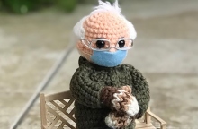 Πλεκτή κούκλα Μπέρνι Σάντερς, μια δημιουργία της Αμερικανίδας Τόμπι Κινγκ