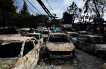 Φονική πυρκαγιά στο Μάτι με 102 νεκρούς - Ο δρόμος με τα καμένα αυτοκίνητα