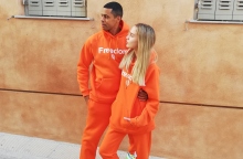 Άνδρας και γυναίκα που φωτογραφίζονται φορώντας ρούχα Theta Clothes