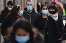 Κορωνοϊός - Πολίτες με μάσκα στην Ιταλία