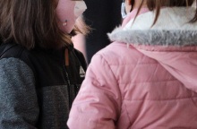 Παιδιά με μάσκες στο σχολείο - φωτογραφία αρχείου