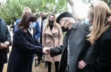 H Kατερίνα Σακελλαροπούλου στο Μνημείο Ολοκαυτώματος Ελλήνων Εβραίων