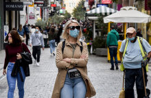 Αττική: Γυναίκα με μάσκα για τον κορωνοϊό ανεβαίνει την Ερμού