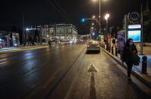 Lockdown στην Αττική: Πολίτες μπροστά από την είσοδο του Μετρό στο Σύνταγμα - Οι λοιμωξιολόγοι του Υπουργείου Υγείας εισηγούνται να γίνει πιο σκληρό και να μπει ο νομός στις «κόκκινες» περιοχές