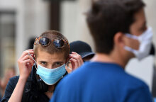 Νεαρός φορά απλή χειρουργική μάσκα για τον κορωνοϊό