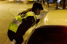 Lockdown στην Αττική: Γυναίκα αστυνομικός πραγματοποιεί έλεγχο για την απαγόρευση κυκλοφορίας