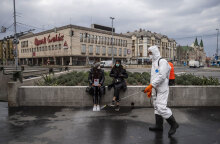 Ουγγαρία - Κορωνοϊός: Άνδρας με προστατευτική στολή απολυμαίνει χώρους στη Βουδαπέστη