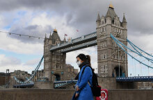 Κορωνοϊός στη Μεγάλη Βρετανία: Κοπέλα φορά μάσκα για Covid-19 με φόντο τη Γέφυρα του Λονδίνου