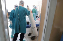 Γιατροί και νοσηλευτές σε νοσοκομείο σπεύδουν κοντά σε ασθενή (ΦΩΤΟ ΑΡΧΕΙΟΥ)