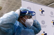 Υγειονομικός του ΕΟΔΥ με μάσκα για τον κορωνοϊό και προστατευτική ασπίδα στο πρόσωπο σε έλεγχο για Covid-19 με rapid test